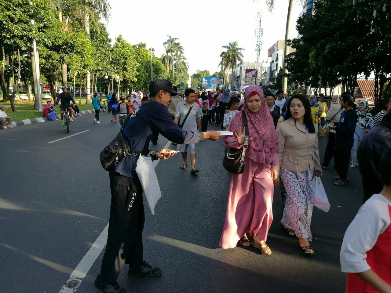 Aktifis Dakwah HASMI Tebar Kartu Dakwah Di Car Free Day Bogor