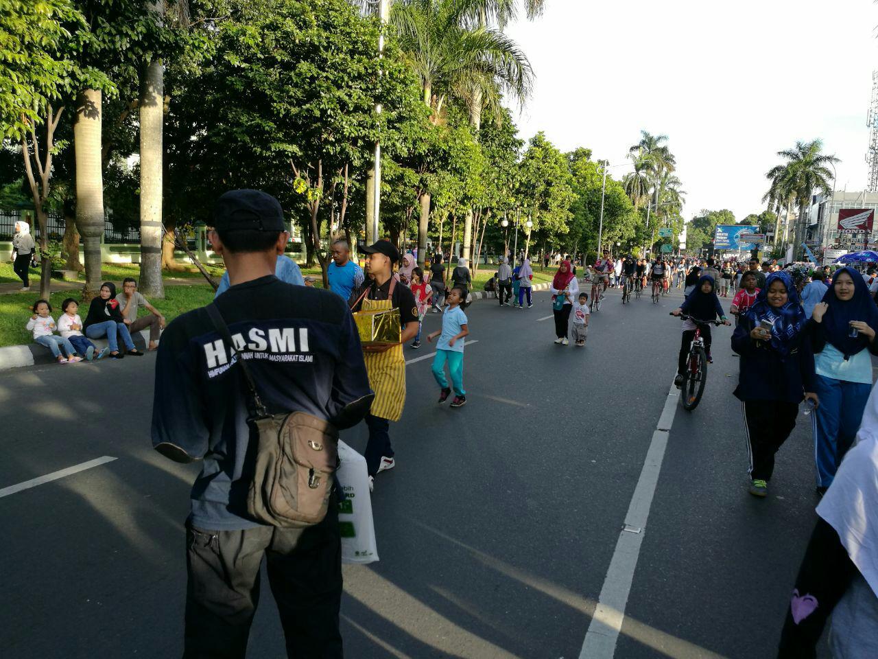 Aktifis Dakwah HASMI Tebar Kartu Dakwah Di Car Free Day Bogor