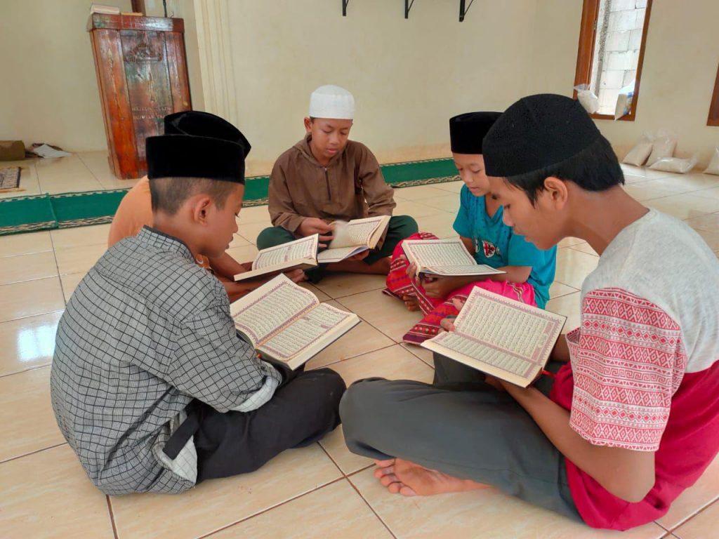 Hasmi Peduli Santri Penghafal Al Qur An Di Kampung Peundeuy